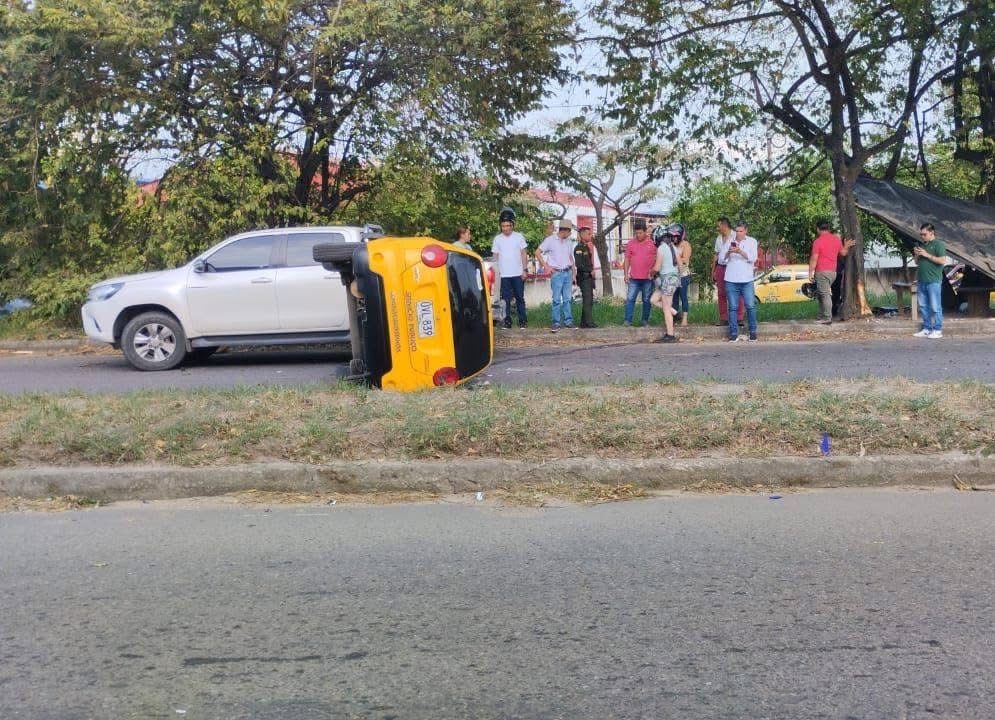 Se ha reportado un volcamiento de un vehículo tipo taxi